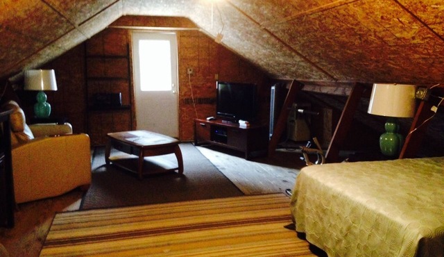 Rustic Cozy Loft Cabin