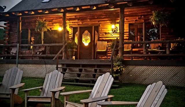 Rustic & Cozy Log Cabin in beautiful countryside with exceptional amenities!