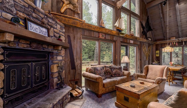 Rustic, cozy log home vacation retreat near Sister Bay.