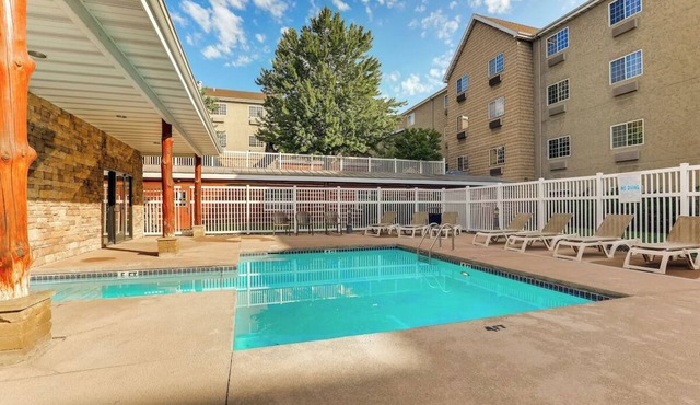 Rustic Deluxe King Bed Stay in Stoney Creek Columbia! Free Breakfast