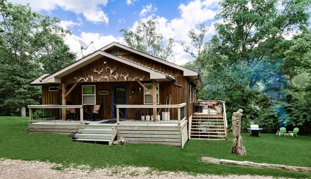 Rustic dog-friendly lakefront cabin with central AC, hot tub & washer/dryer