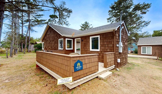 Rustic dog-friendly beach home on Neskowin Marsh Golf Course + 2 blocks to beach