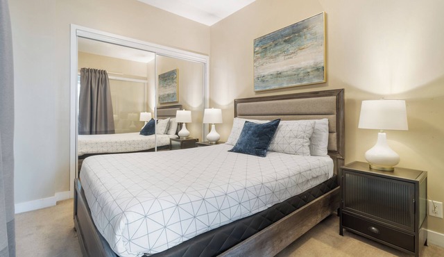 Rustic DT Condo w/1 Bed + Sofabed