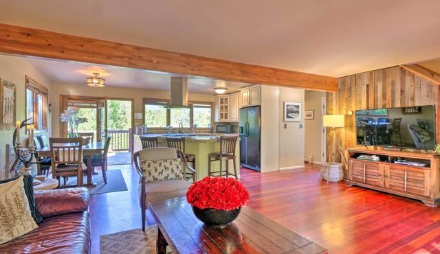 Rustic Elegance- 10 min walk to Main, Mountain Views & Direct Access to Trails!
