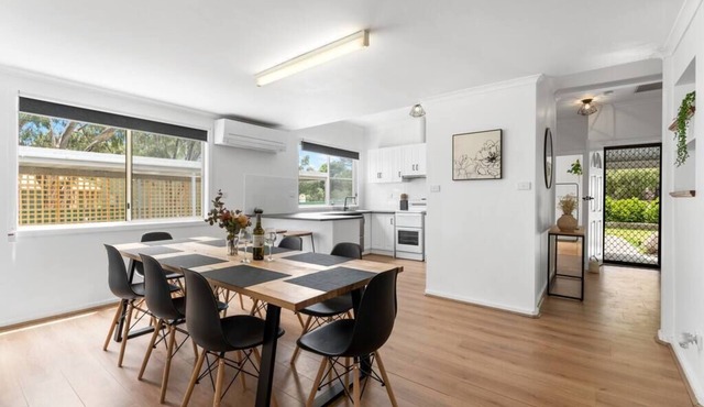 Rustic Elegance: 3BR Cottage at Clare