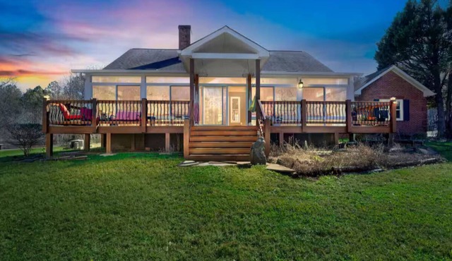 Rustic Elegance: Farmhouse Retreat In Covington