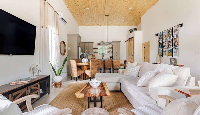 Rustic Elegance Farmhouse for a tranquil retreat experience in Sanford, FL