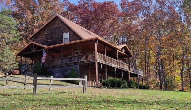Rustic Elegance Lodge - Picturesque 6 bedroom cabin, Hot Tub, Pool Table