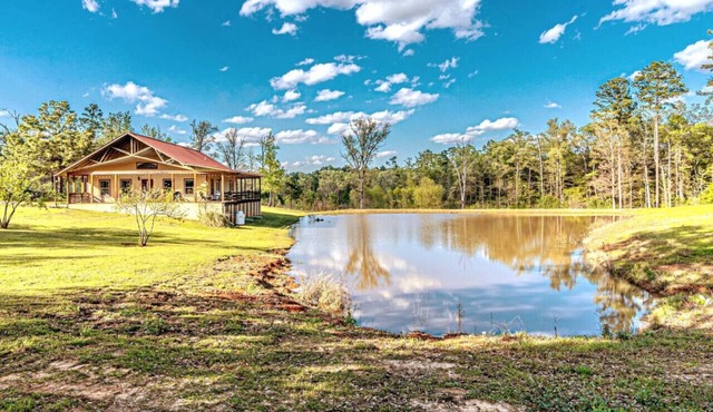 Rustic Elegance: Ponds, firepit