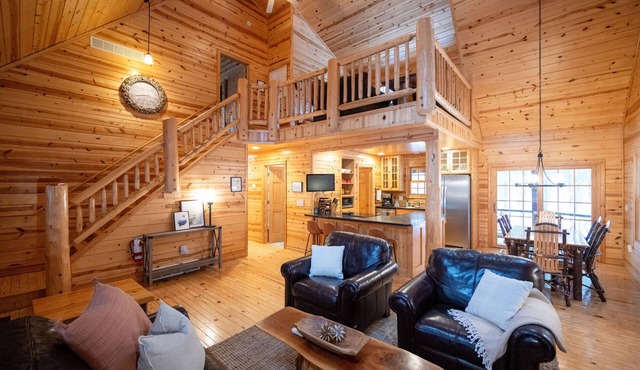 Rustic Elegance! Pool, Fire Pit, Hot Tub, Screened Porch & more!