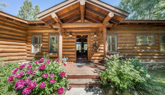 Rustic Elegance, Quiet, 20 min from Town or Teton Village. Sleeps 9.
