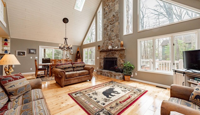 Rustic Elegance w/Hot Tub, Game Loft & Fireplace