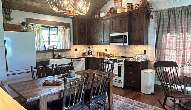 Rustic Elegant Cabin 5 Mns to YNP ~ Open Year Round