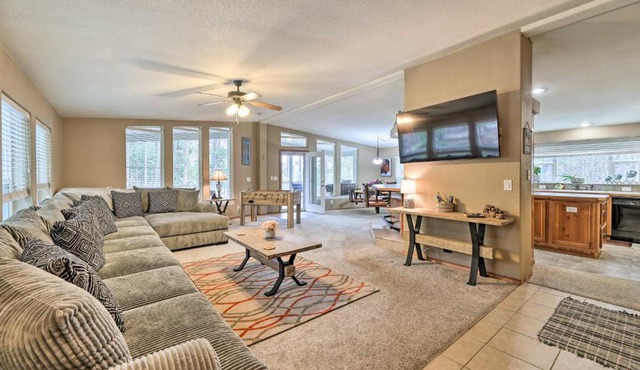 Rustic Escape with Deck, Hot Tub and Mountain Views