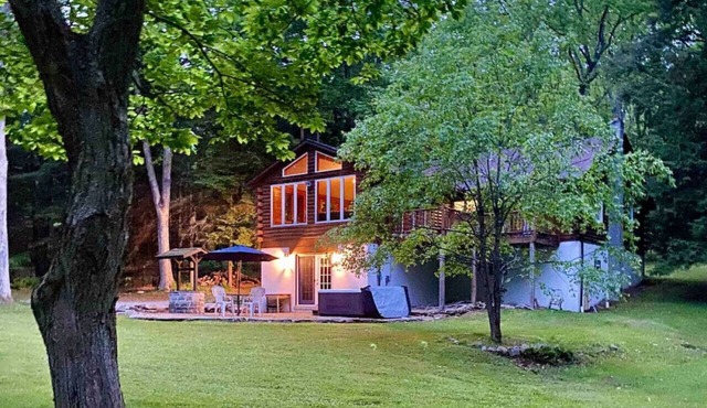 Rustic Fall Cabin w/Hot Tub & Pool Table – Lazy Bear Lodge