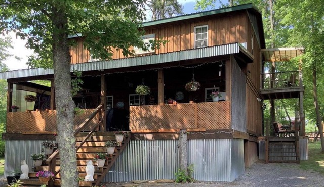 Rustic Family Cabin for nine right across the street from Pipestem State Park!