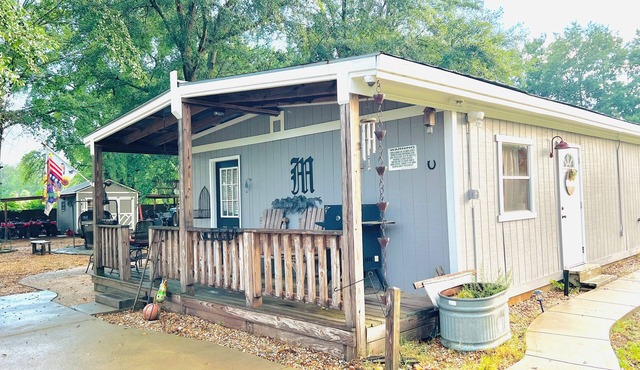 Rustic Farm cottage with firepit-horses, goats and fresh eggs every morning.