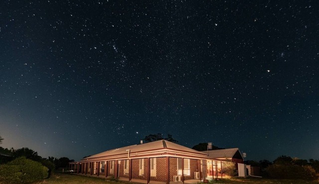 Rustic Farm House Stay- Bendigo w/pool and spa. Pet Friendly!