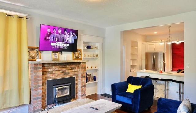 Rustic Farmhouse Oasis Near Downtown Guelph, Surrounded by Nature