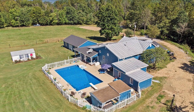 Rustic Farmhouse with Pool/hot tub/fire pits/6.5 acres Mountain Views