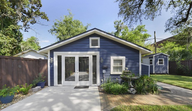 Rustic Garden Cottage - Walkable Historic District