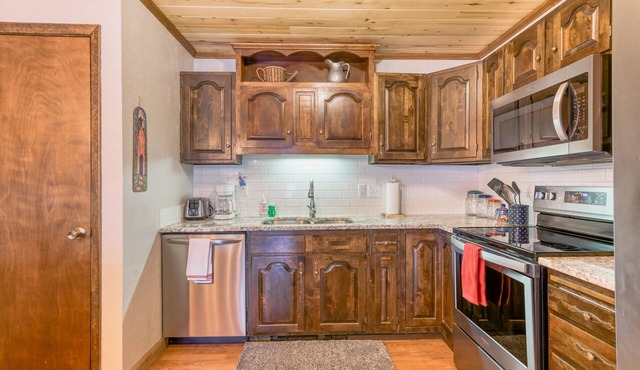 Rustic getaway near skiing & town with fast WiFi, deck, grill, & private W/D