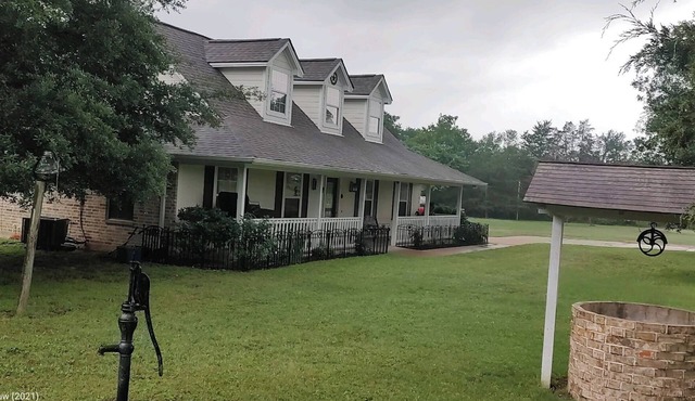 Rustic getaway on 3 acres - Only minutes from TEXS A&M University.
