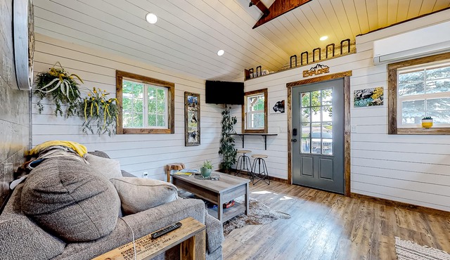 Rustic getaway with fireplace, patio area, board games, full kitchen, & TV