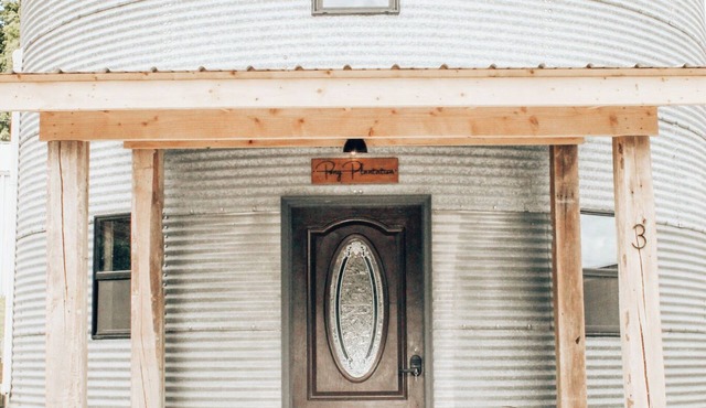 Rustic Grain Bin Lodge with WiFi and AC in Loose Creek, MO