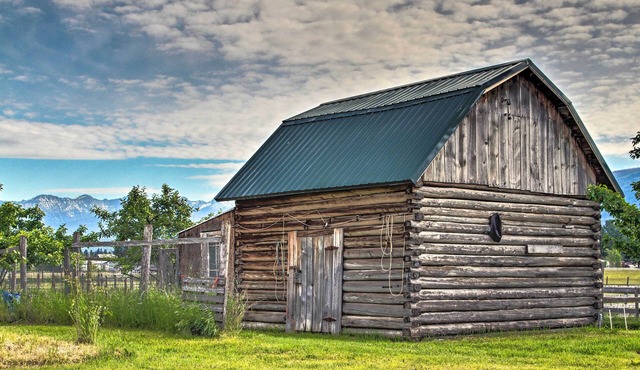Rustic Hamilton Farmhouse: Stunning Mtn Views