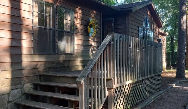 Rustic Hide Away House near Petit Jean State Park!