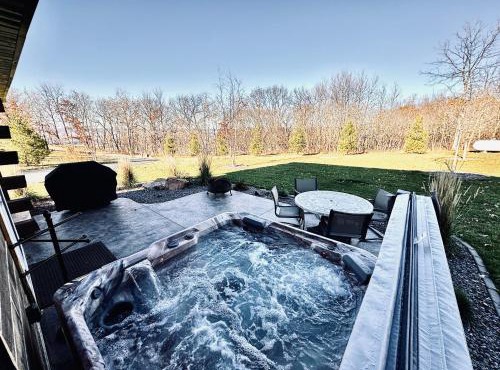 Rustic Hideaway sleeps 4 Hot tub