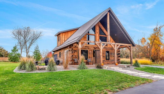 Rustic Hideaway Sleeps 4 HOT TUB