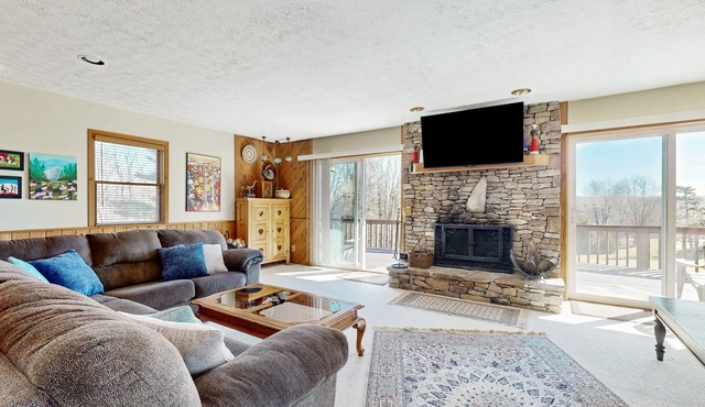 Rustic hideaway with hot tub, pool table, wood fireplace, firepit - dog-friendly