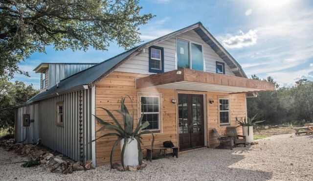 ⭐️Rustic Hill Country Barn retreat on acreage⭐️