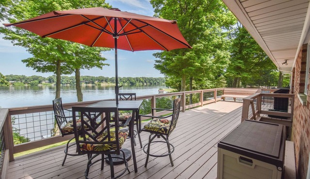 Rustic Hills Retreat.a scenic home on beautiful lake front property.