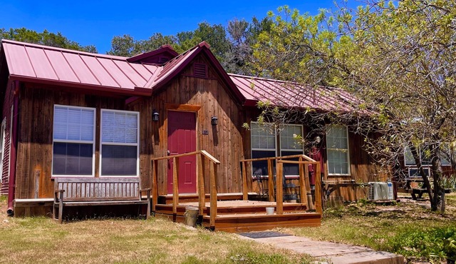 Rustic Hillside Cabin near Mineral Wells - 2 bedrooms, Brazos River Access