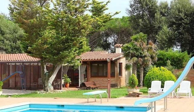 Rustic house with pool in Girona