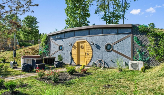 Rustic Hobbit Inspired Hocking Hills State Park 3 mi away Hot Tub Pet Friendly