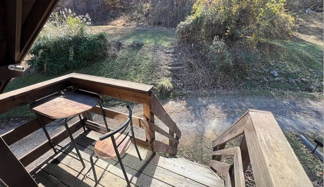 Rustic home in the woods with Central HVAC, walk around porch, & wifi