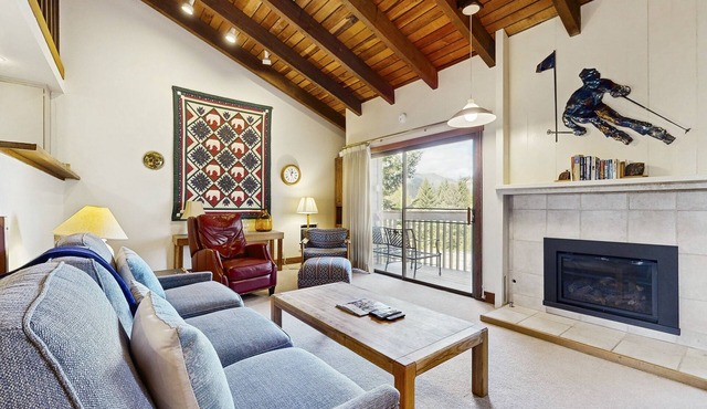 Rustic home with gas fireplace, pool & hot tub - ski-in/out to Dollar Mountain