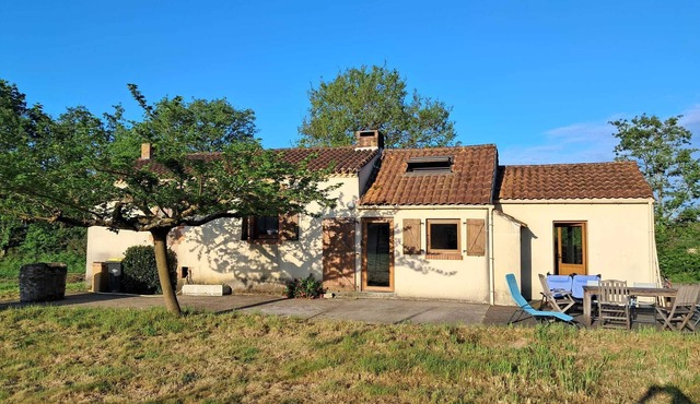 Rustic house at the foot of a wood. Calm place with total disconnection
