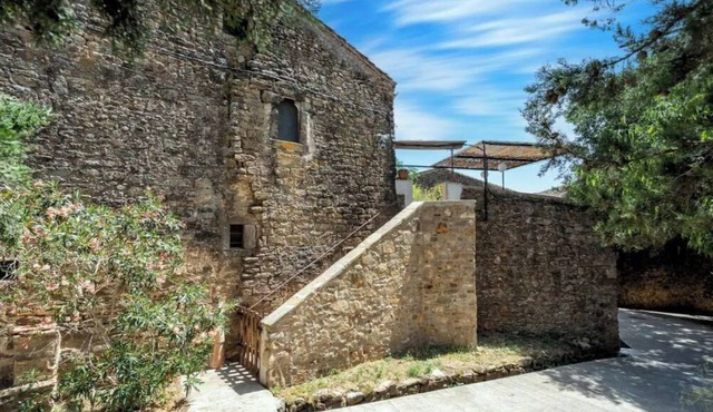 Rustic house in a private estate in Vilopriu. Pool