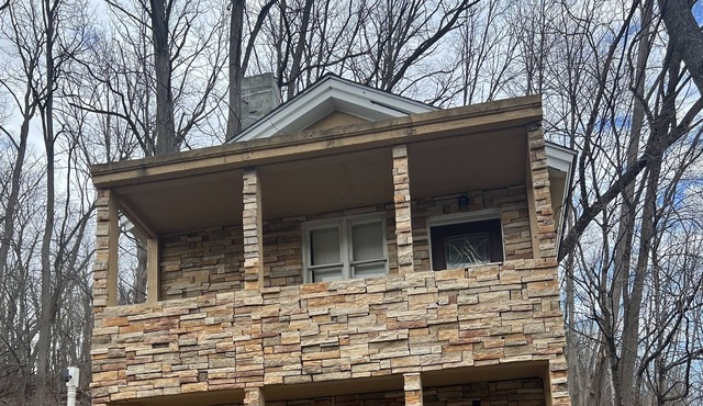 Rustic, king bed. Pets welcome! Close to shopping, hospitals, restaurants, etc.