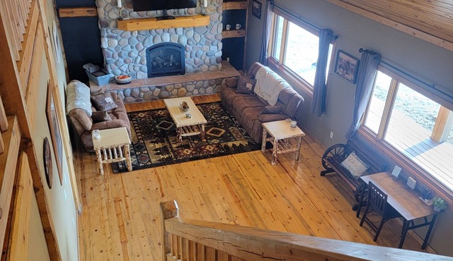 Rustic Knotty Pine Lodge with views, Games, Coffee Bar, Loft !