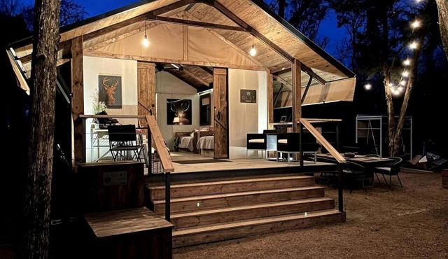Rustic Lake Bastrop Cabin with Private Patio & Grill near Austin, Texas
