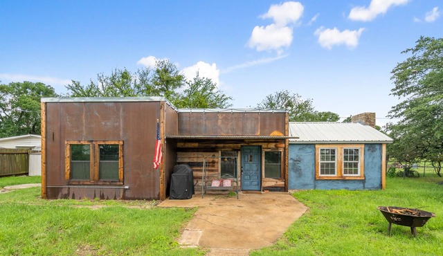 Rustic Lake Brownwood “Boat House”