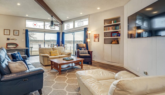 Rustic Lake Buchanan Hideaway w/Game Room & Grill
