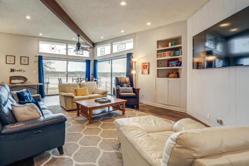 Rustic Lake Buchanan Hideaway with Game Room and Grill