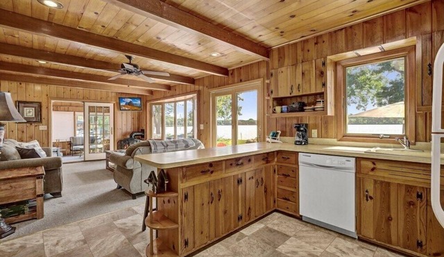 Rustic Lake Escape at Two Oaks Cabin -Roberds Lake